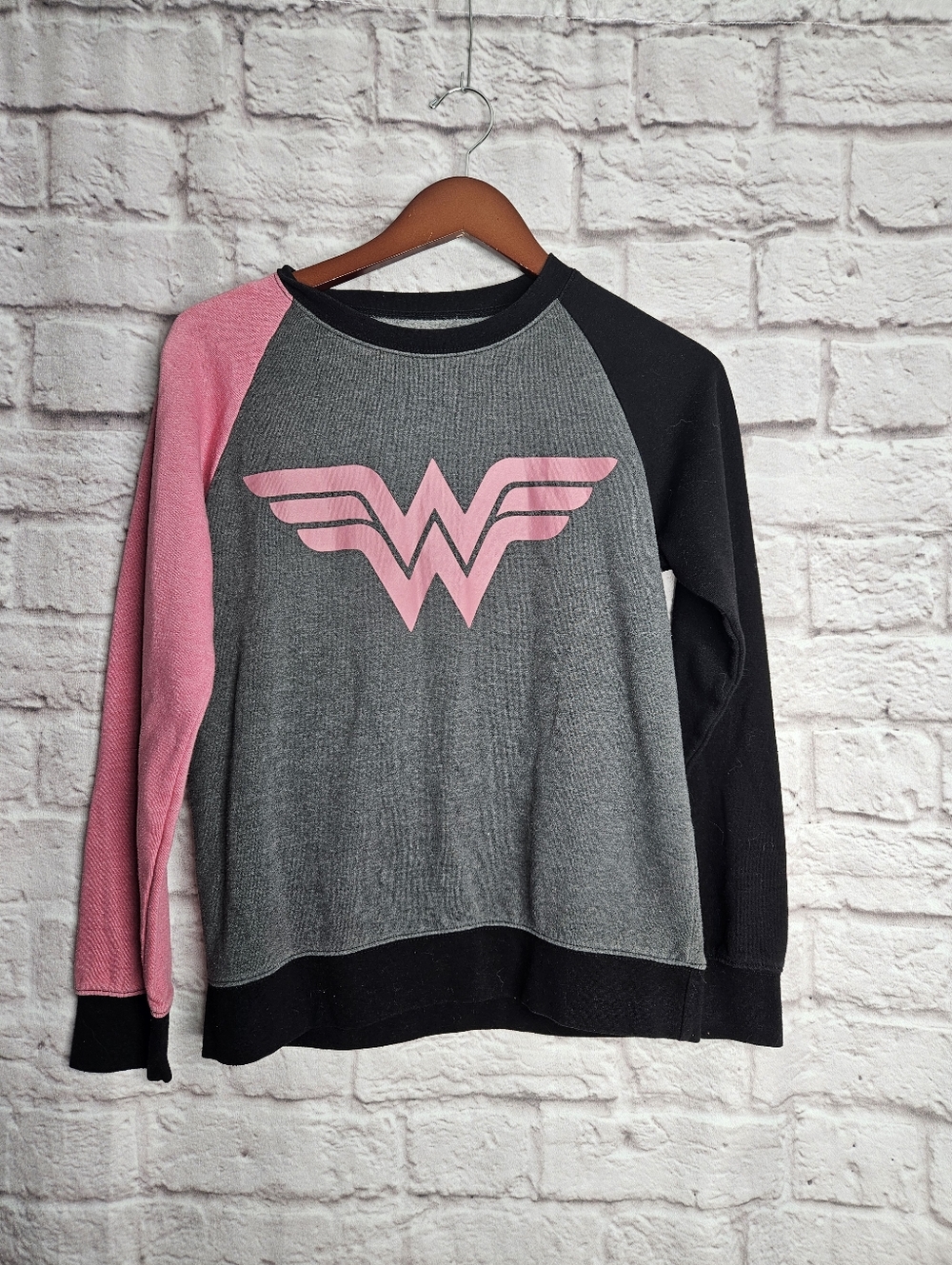 Six Flags Wonder Woman Crewneck Sweatshirt Womens Size Small